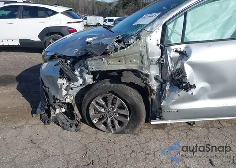 2021 Toyota Sienna Le z USA, uszkodzony, nr VIN 5TDKRKEC5MS028148